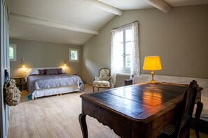4 sovrum, skrivbord, strykjärn/strykbräda och resesäng