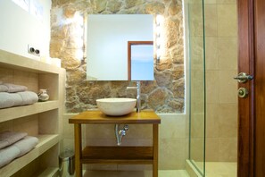 Douche, sèche-cheveux, bidet, serviettes fournies