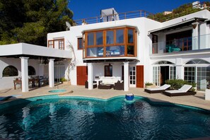 Een verwarmd zwembad