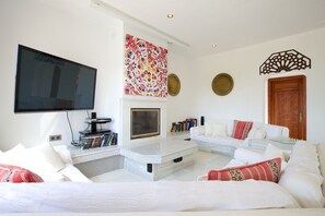 Televisie, een open haard, een dvd-speler en een tafeltennistafel