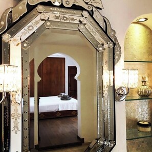 6 chambres, coffres-forts dans les chambres, fer et planche à repasser