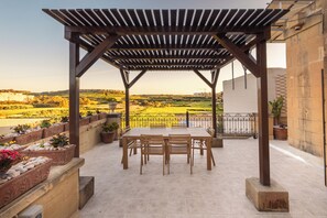 Outdoor dining - Villayana Holiday Home (San Lawrenz)