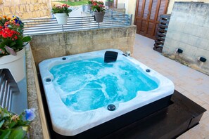 Bañera de hidromasaje al aire libre