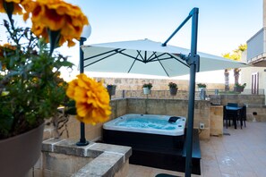 Outdoor spa tub - Harbour Views Holiday Home (Ghajnsielem)