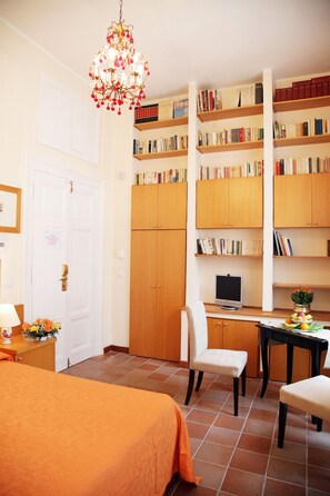 2 bedrooms, desk, iron/ironing board, free WiFi - Splendid apartment, comfortable and centrally, between St. Peter - Spanish Steps (Roma)