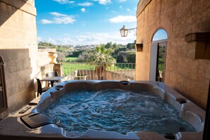 Outdoor spa tub - Centre Island Holiday Home (Ir-Rabat Għawdex)