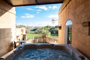 Outdoor spa tub - Centre Island Holiday Home (Ir-Rabat Għawdex)