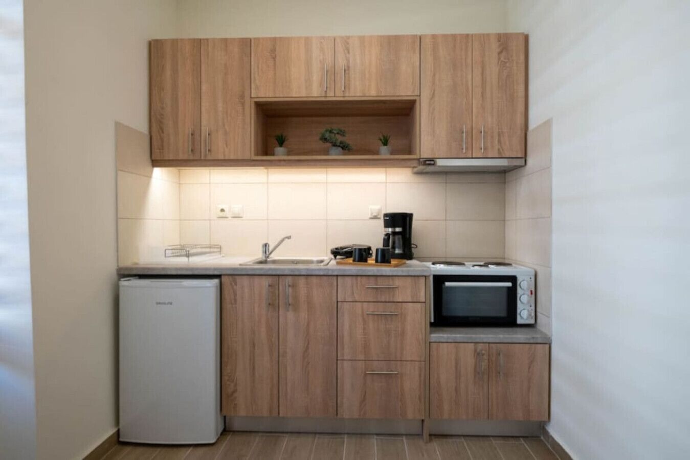 Fridge, oven, coffee/tea maker, toaster