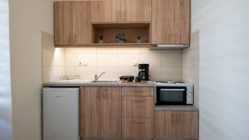 Fridge, oven, coffee/tea maker, toaster