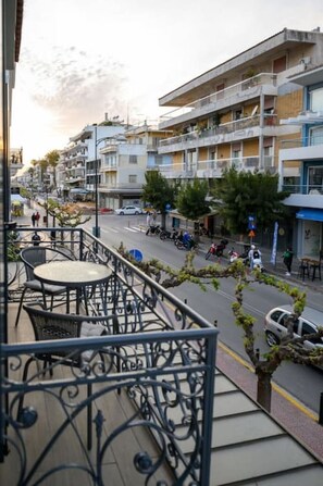 Outdoor dining - Superior Apartment Kalamata (Kalamata)