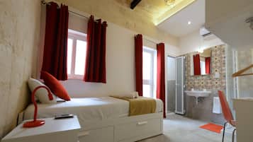 Kamar Single Ekonomi | Meja kerja, setrika/meja setrika, dan Wi-Fi gratis