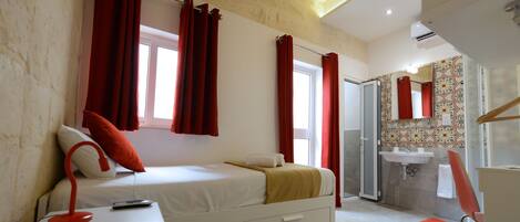 Habitación individual económica | Escritorio, tabla de planchar con plancha y wifi gratis