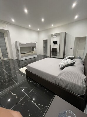 Habitació quàdruple Deluxe | Minibar, cortines opaques, habitacions insonoritzades i wifi gratuïta 