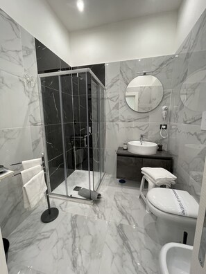Dusche, Regendusche, kostenlose Toilettenartikel, Haartrockner