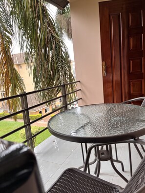 Outdoor dining - Spacious 3 Bedroom Bugolobi, Kampala Condo-10 mins from city centre (Kampala)