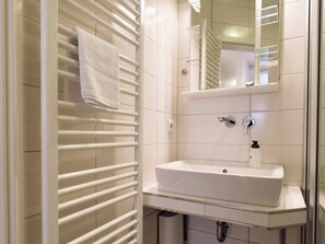 Shower, hair dryer, towels - Your old town apartment - history meets coziness (Flensburg)