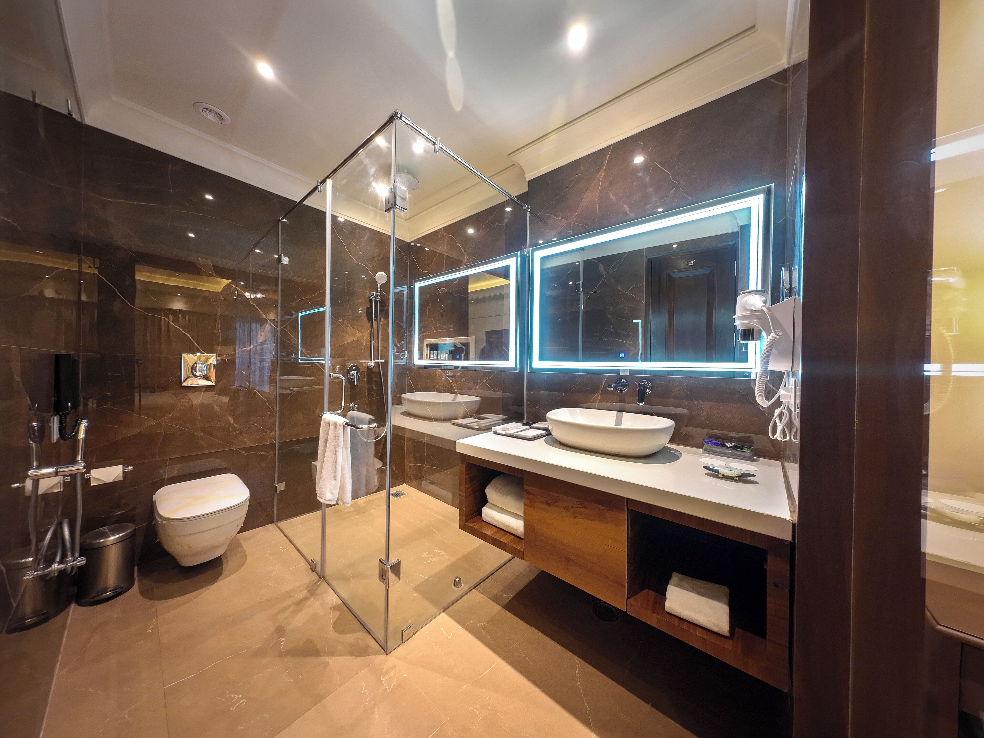 Een hydromassagedouche, designer toiletartikelen, een haardroger