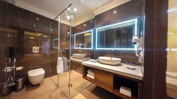 Een hydromassagedouche, designer toiletartikelen, een haardroger