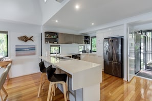Fridge, microwave, oven, stovetop - Shorelines 12 (Hamilton Island)