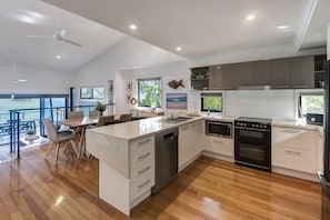 Geladeira, micro-ondas, fogão, cooktop