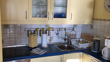 Fridge, oven, stovetop, coffee/tea maker