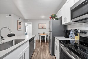 2 bedrooms - Modern 2BR Near UT Hyde Park Evonify (Austin)