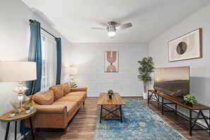 Apartment | 2 bedrooms - Modern 2BR Near UT Hyde Park Evonify (Austin)