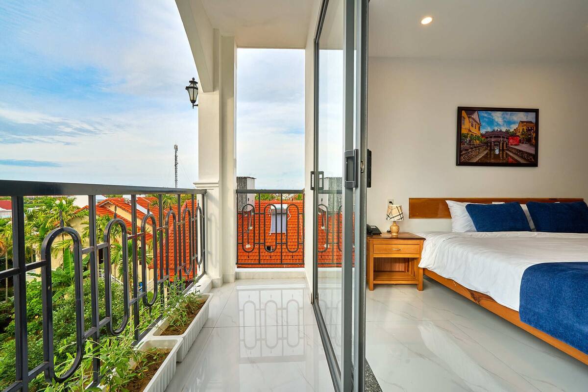 Phòng đôi hoặc 2 giường đơn Deluxe | Bộ đồ giường cao cấp, bàn, khu vực làm việc phù hợp cho laptop 