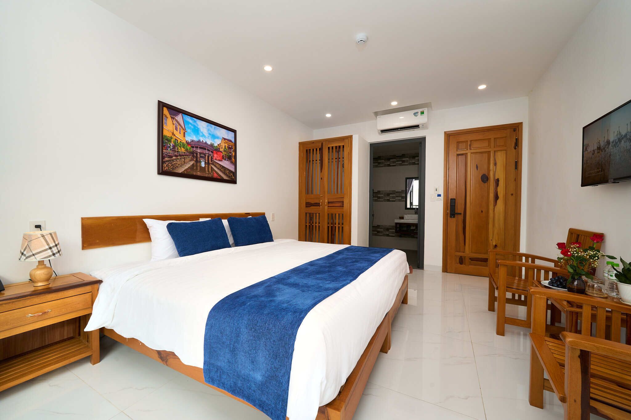 Premium bedding, individually decorated, individually furnished, desk
