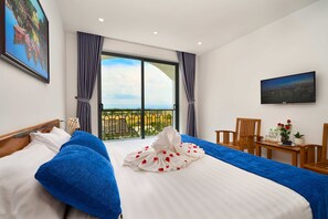 Premium bedding, individually decorated, individually furnished, desk