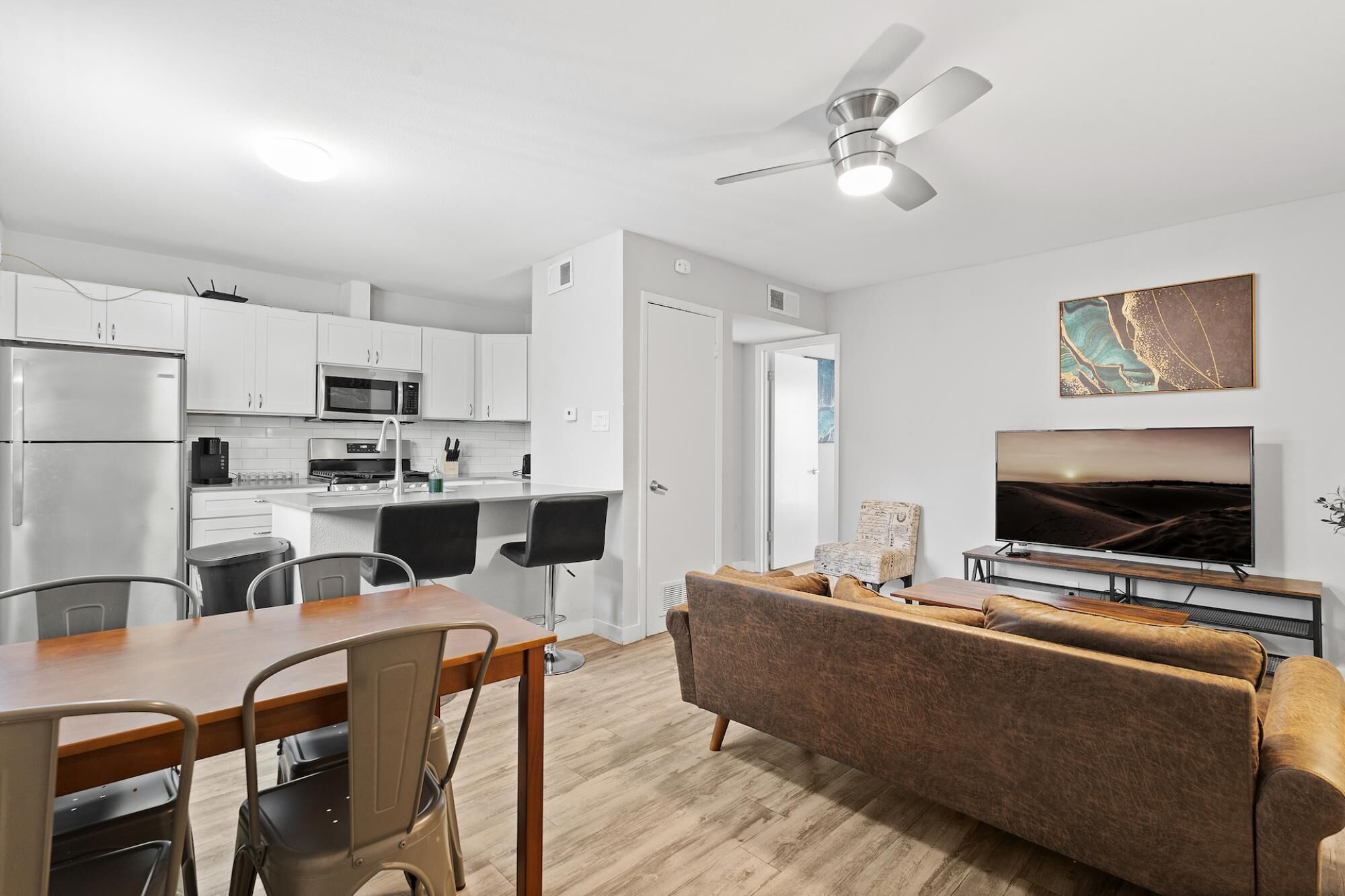 Un apartamento moderno con cocina, comedor y sala de estar.