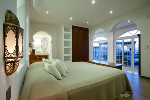 6 slaapkamers, een strijkplank/strijkijzer, reisbedje, gratis wifi