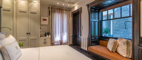 Premium Room | Egyptian cotton sheets, premium bedding, memory foam beds, minibar