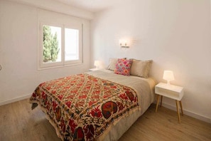 3 bedrooms, iron/ironing board, travel cot, bed sheets