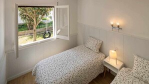 3 habitaciones, tabla de planchar con plancha y cuna de viaje 