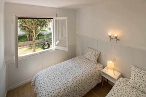 3 soverom, strykejern/-brett, reiseseng for barn og sengetøy