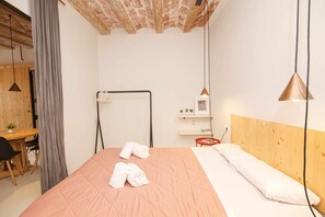 2 bedrooms, iron/ironing board, travel cot, WiFi