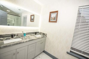 Baignoire, sèche-cheveux, shampoing