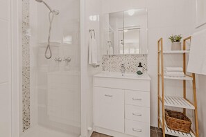 Badewanne, Haartrockner, Handtücher