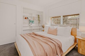 4 bedrooms, iron/ironing board, internet, bed sheets