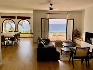 TV, fireplace - Comfortable villa in Cala de los Alemanes, Mediterranean style. (Tarifa)