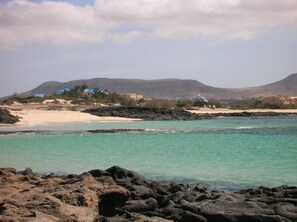 Playa en los alrededores y camastros 