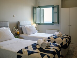 5 dormitorios y tabla de planchar con plancha