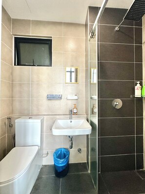 Dusche, Haartrockner, Bidet, Handtücher