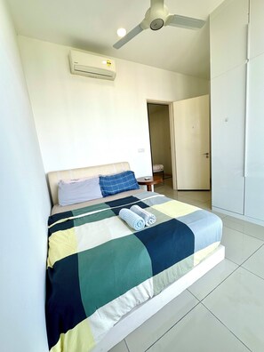 4 bedrooms, iron/ironing board, WiFi, bed sheets