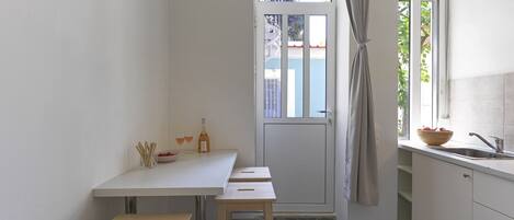 Geladeira, micro-ondas, cafeteira/chaleira, chaleira elétrica