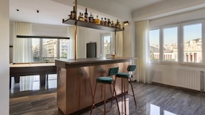 Une cuisine moderne avec un coin bar, de grandes fenêtres et une vue sur la ville.