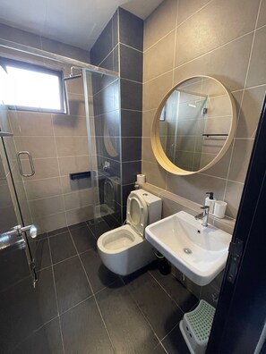 Ensemble baignoire-douche, séchoir à cheveux, bidet, serviettes fournies