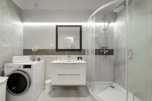 Apartment | Bathroom | Shower, rainfall showerhead, hair dryer, towels