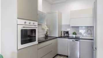Căn hộ | Bếp riêng | Dụng cụ vệ sinh, tủ đông, khăn giấy, bàn ăn